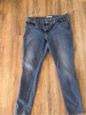 Levi’s 711 Skinny Jeans Size 32 Medium Wash Blue Denim Stretch Low Mid Rise